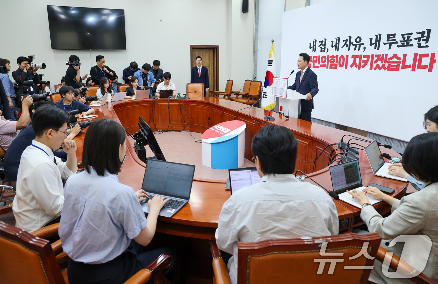 (서울=뉴스1) 안은나 기자 = 장동혁 국민의힘 대표가 9일 오전 서울 여의도 국회에서 6·3지방선거 관내 사전투표 결과 관련 기자회견을 하고 있다. 2026.6.9/뉴스1