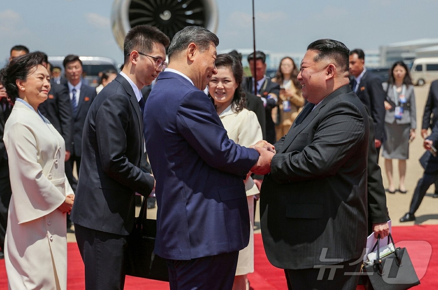본문 이미지 - (평양 노동신문=뉴스1) = 지난 8일 시진핑 중국 국가주석과 펑리위안 여사가 평양국제비행장에 도착해 김정은 당 총비서와 리설주 여사의 영접을 받는 모습. [국내에서만 사용가능. 재배포 금지. DB 금지. For Use Only in the Republic of Korea. Redistribution Prohibited] rodongphoto@news1.kr