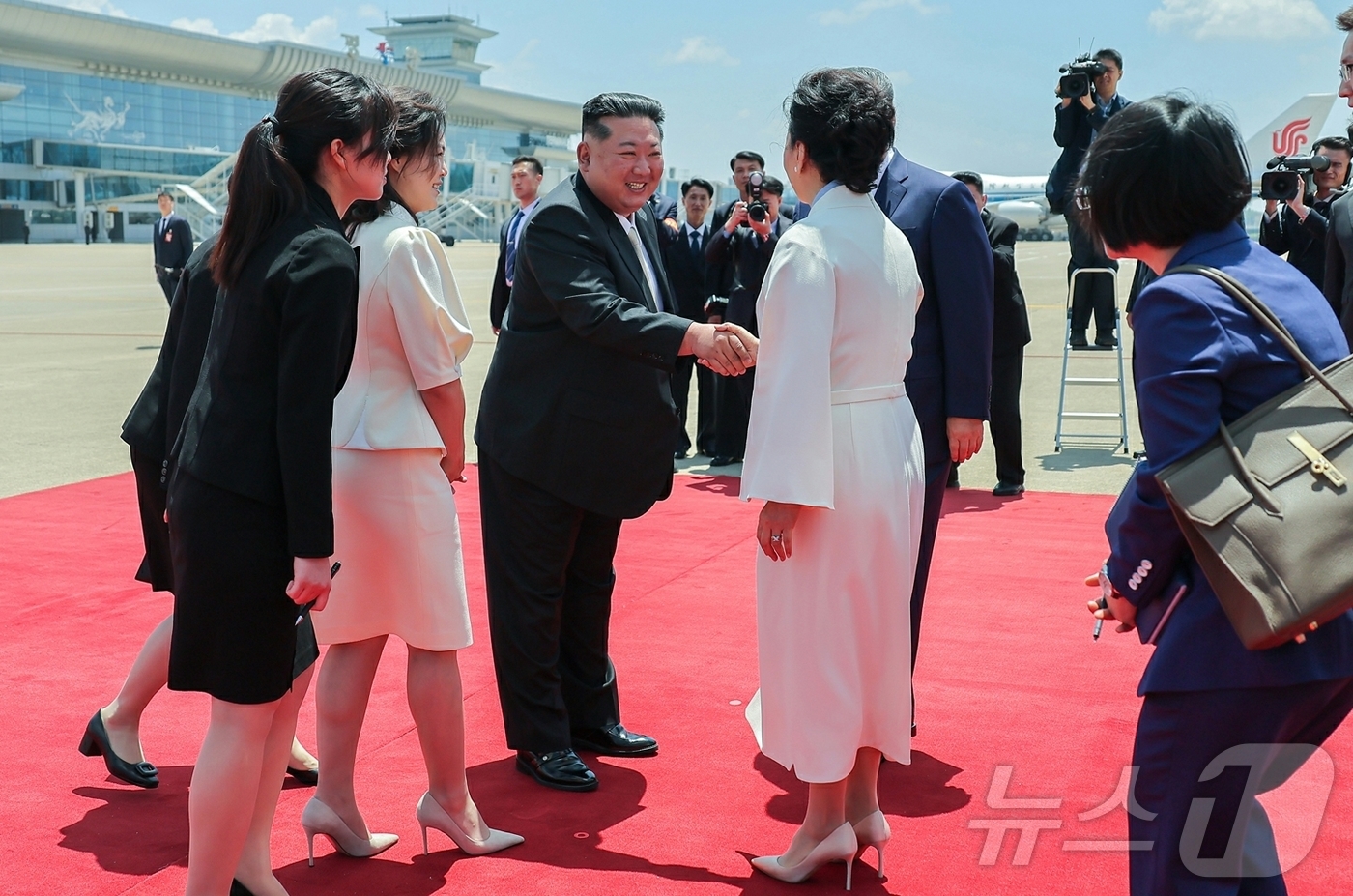 (평양 노동신문=뉴스1) = 북한 노동당 기관지 노동신문은 지난 8일 시진핑 중국 국가주석과 펑리위안 여사가 평양국제비행장에 도착했다고 9일 보도했다. 김정은 당 총비서와 리설주 …