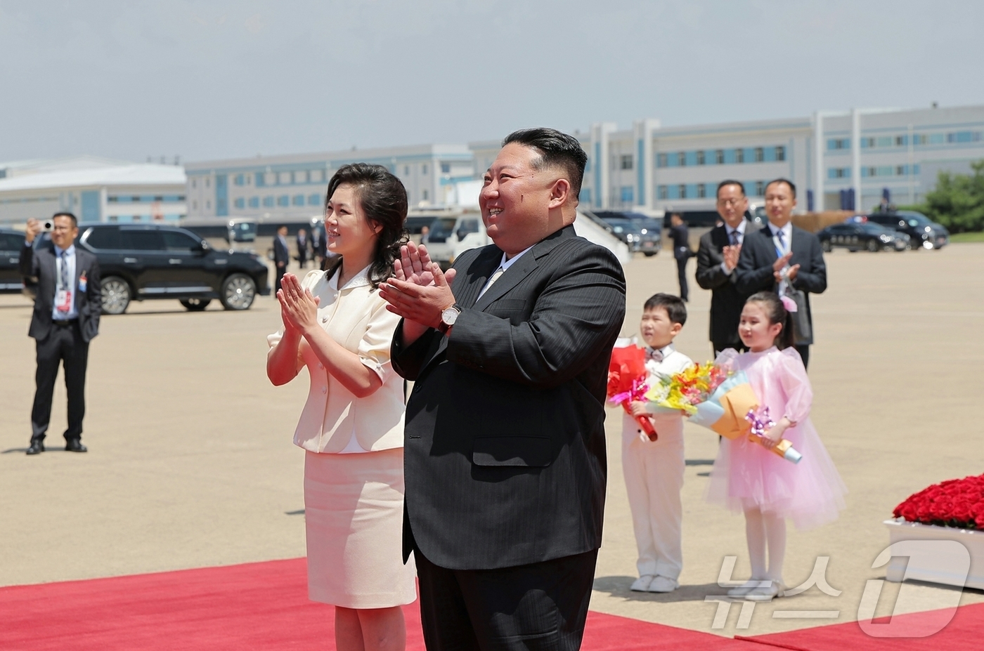 (평양 노동신문=뉴스1) = 북한 노동당 기관지 노동신문은 지난 8일 시진핑 중국 국가주석과 펑리위안 여사가 평양국제비행장에 도착했다고 9일 보도했다. 김정은 당 총비서와 리설주 …