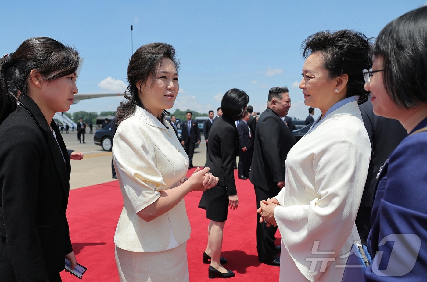 (평양 노동신문=뉴스1) = 북한 노동당 기관지 노동신문은 지난 8일 시진핑 중국 국가주석과 펑리위안 여사가 평양국제비행장에 도착했다고 9일 보도했다. 신문에 따르면 시 주석은 " …