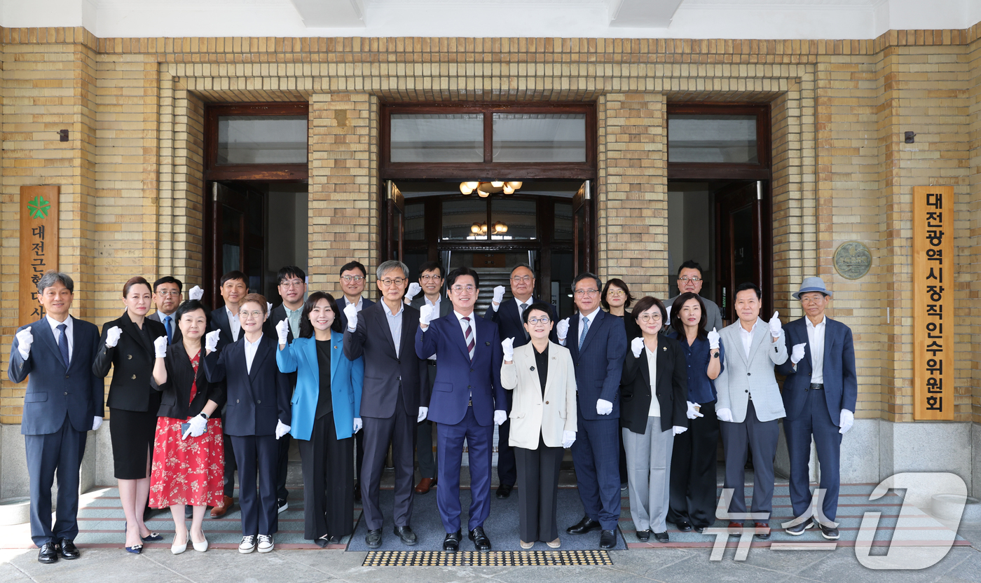(대전=뉴스1) 김기태 기자 = 허태정 대전시장 당선인과 인수위원들이 9일 오전 대전 중구 옛 충남도청에서 열린 인수위원회 현판식을 마치고 파이팅을 하고 있다. 2026.6.9/뉴 …