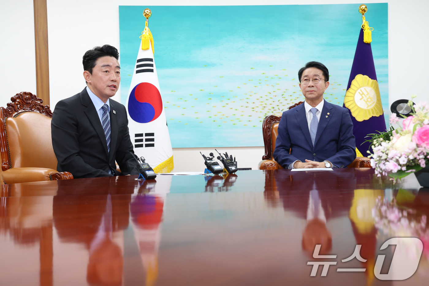 (서울=뉴스1) 안은나 기자 = 강훈식 대통령 비서실장이 9일 오전 서울 여의도 국회를 찾아 조정식 국회의장을 예방하며 인사말을 하고 있다. 2026.6.9/뉴스1