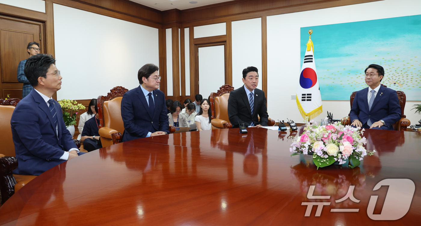 (서울=뉴스1) 안은나 기자 = 강훈식 대통령 비서실장이 9일 오전 서울 여의도 국회를 찾아 조정식 국회의장을 예방하며 인사말을 하고 있다. 왼쪽부터 정을호 정무비서관, 홍익표 정 …