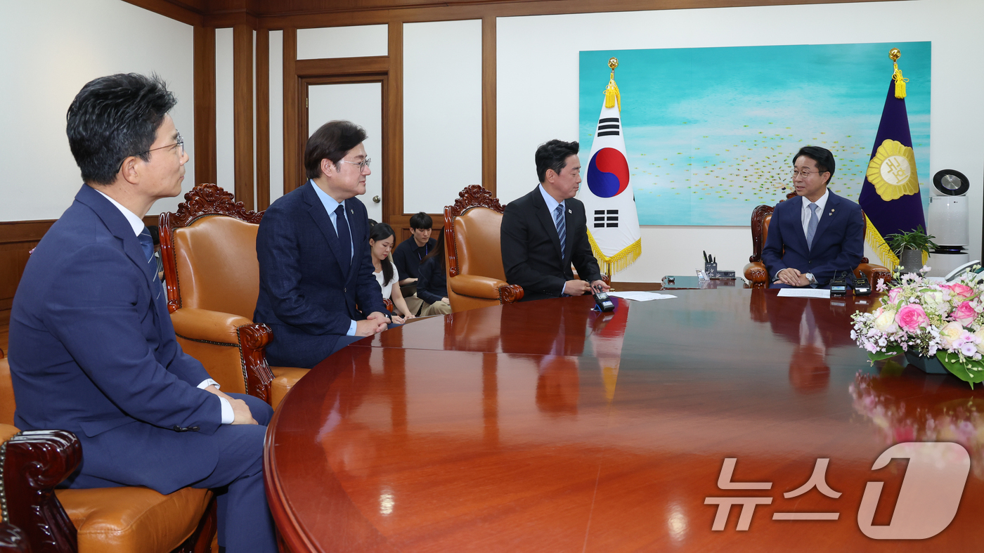 (서울=뉴스1) 안은나 기자 = 조정식 국회의장이 9일 오전 서울 여의도 국회에서 강훈식 대통령 비서실장, 홍익표 정무수석, 정을호 정무비서관을 접견하며 인사말을 하고 있다. 20 …