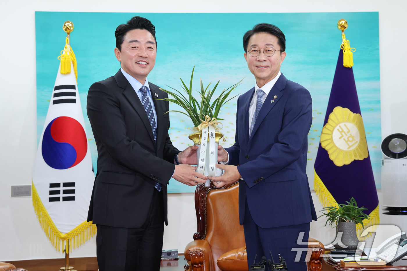 (서울=뉴스1) 안은나 기자 = 강훈식 대통령 비서실장(왼쪽)이 9일 오전 서울 여의도 국회를 찾아 조정식 국회의장에게 이재명 대통령 명의 축하난을 전달하고 있다. 2026.6.9 …