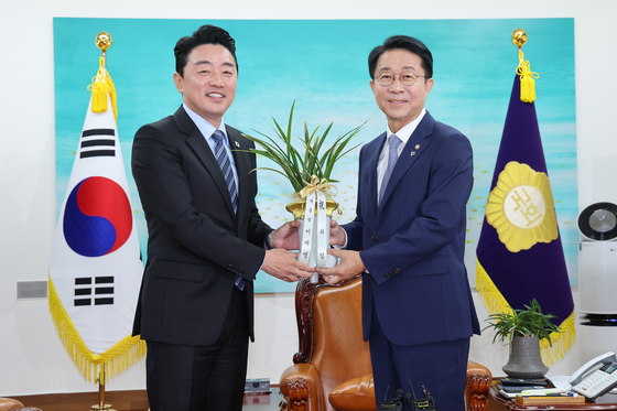 강훈식 비서실장, 조정식 의장에게 이재명 대통령 축하난 전달
