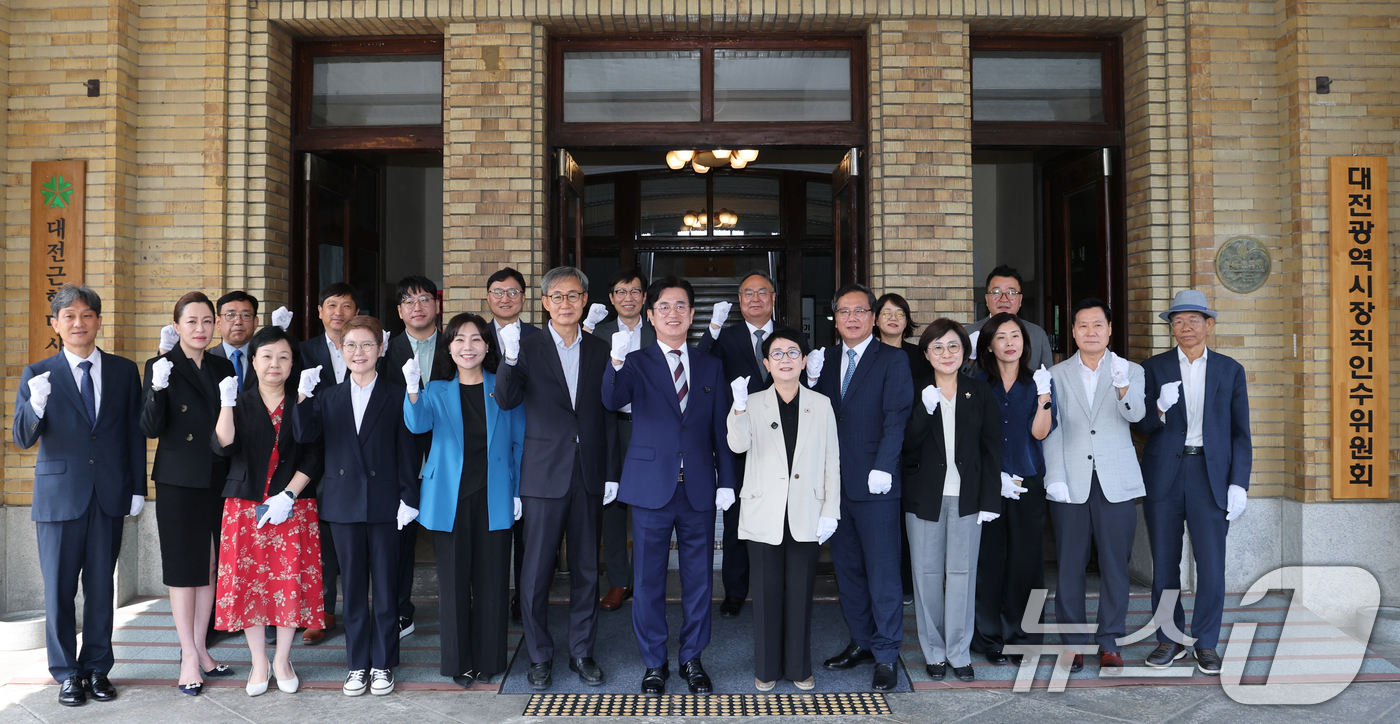 (대전=뉴스1) 김기태 기자 = 허태정 대전시장 당선인과 인수위원들이 9일 오전 대전 중구 옛 충남도청에서 열린 인수위원회 현판식을 마치고 파이팅을 하고 있다. 2026.6.9/뉴 …