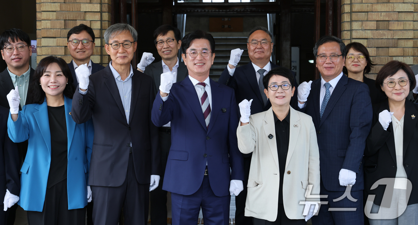 (대전=뉴스1) 김기태 기자 = 허태정 대전시장 당선인과 인수위원들이 9일 오전 대전 중구 옛 충남도청에서 열린 인수위원회 현판식을 마치고 파이팅을 하고 있다. 2026.6.9/뉴 …
