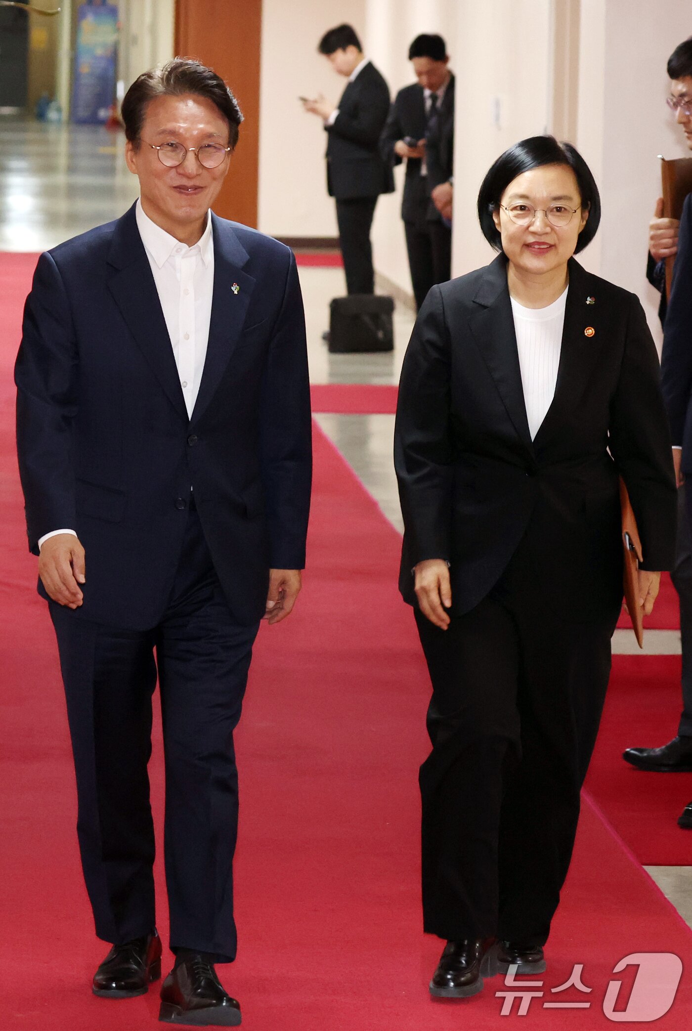 본문 이미지 - 김민석 국무총리와 한성숙 국무총리 후보자가 9일 오전 서울 종로구 세종대로 정부서울청사에서 열린 국무회의에 함께 참석하고 있다. 2026.6.9 ⓒ 뉴스1 김명섭 기자