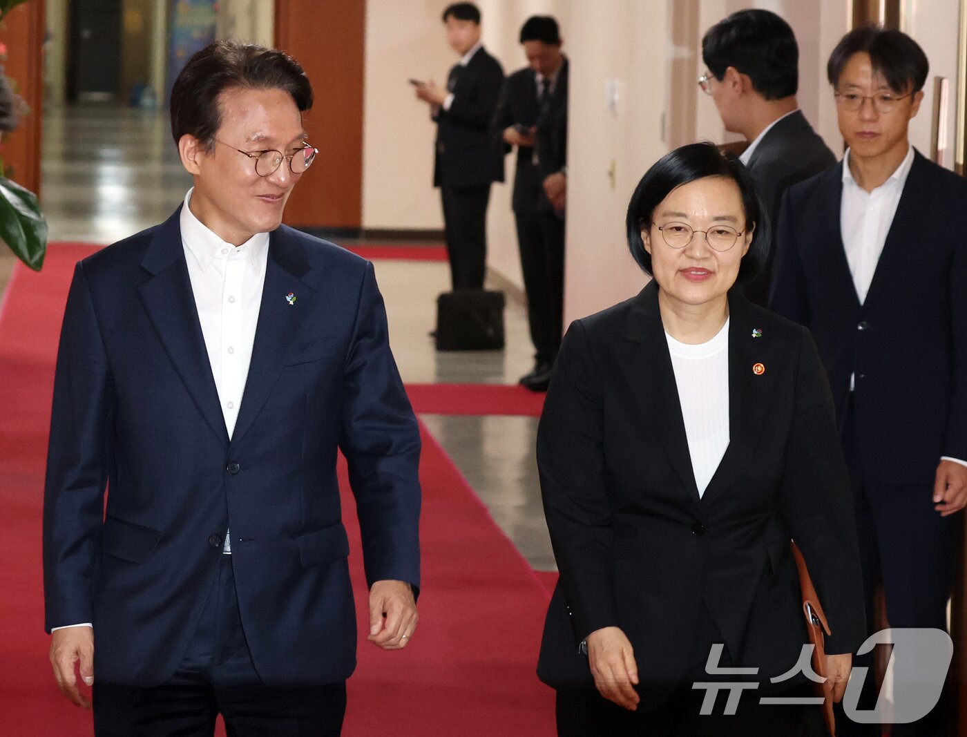 본문 이미지 - 김민석 국무총리와 한성숙 국무총리 후보자가 9일 오전 서울 종로구 세종대로 정부서울청사에서 열린 국무회의에 함께 참석하고 있다. 2026.6.9 ⓒ 뉴스1 김명섭 기자