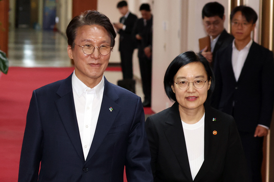 金총리 "경제지표 개선, 민생 연결될 때 의미 배가"…'후보자' 한성숙 참석