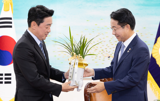 조정식 의장에게 축하난 전달하는 강훈식 비서실장