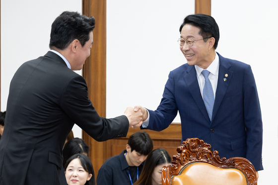조정식 국회의장과 악수하는 강훈식 비서실장