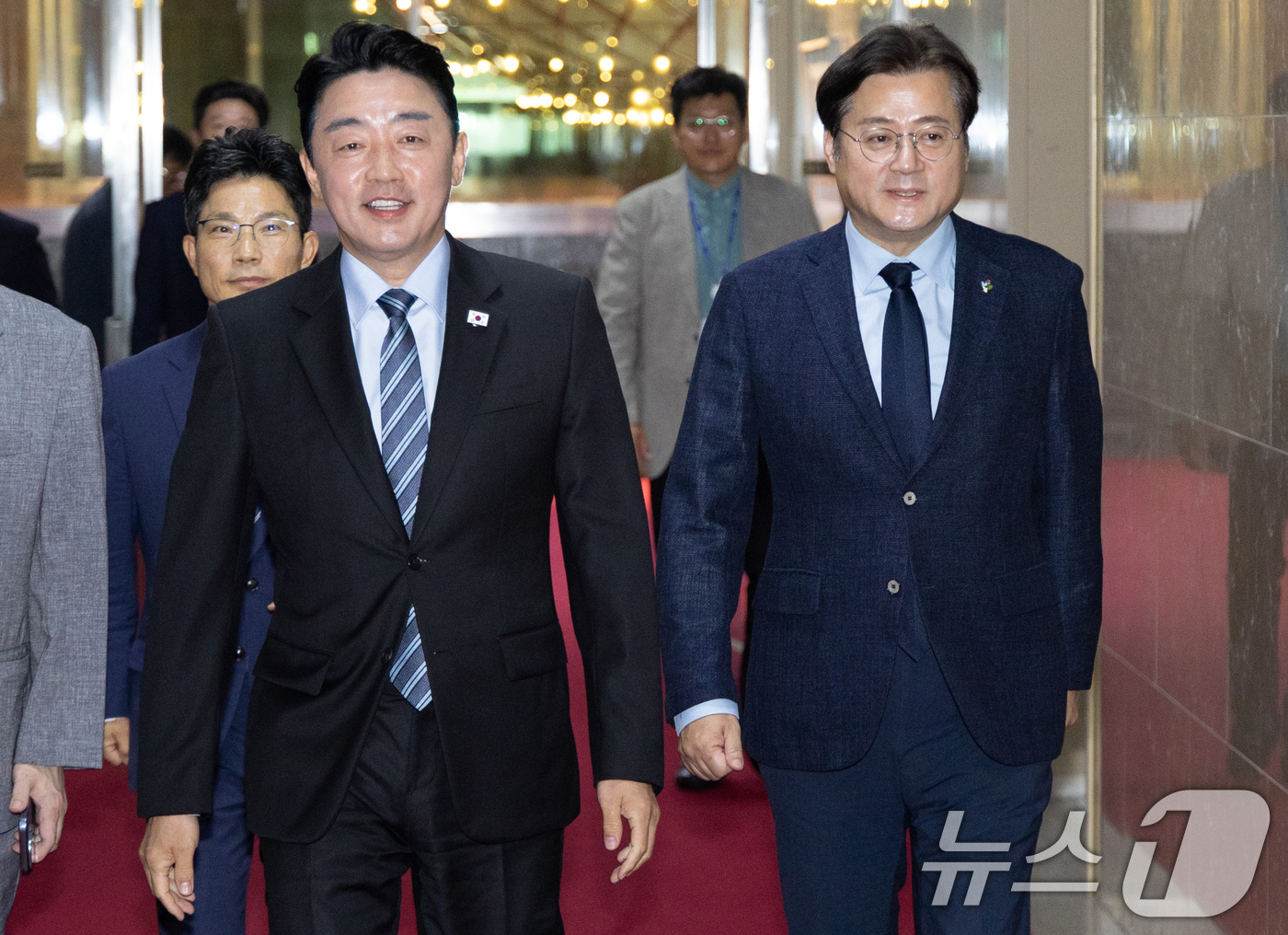 (서울=뉴스1) 안은나 기자 = 강훈식 대통령 비서실장(왼쪽), 홍익표 정무수석이 9일 오전 서울 여의도 국회를 찾아 조정식 신임 국회의장을 예방하기 위해 의장실로 향하고 있다. …