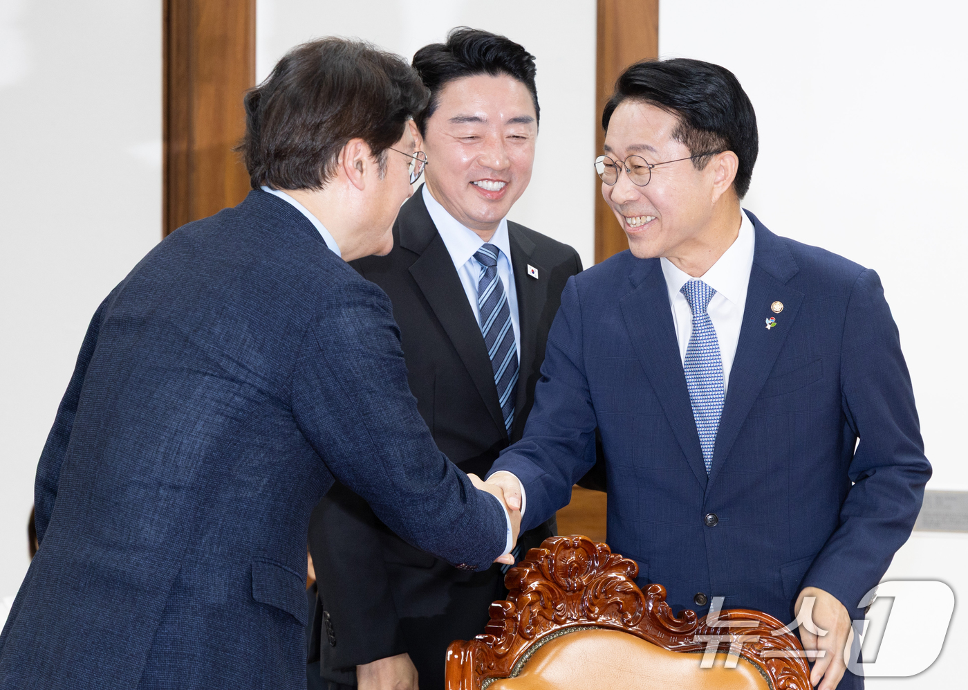 (서울=뉴스1) 안은나 기자 = 조정식 국회의장(오른쪽)이 9일 오전 서울 여의도 국회에서 홍익표 대통령비서실 정무수석을 접견하며 악수하고 있다. 가운데는 강훈식 대통령 비서실장. …