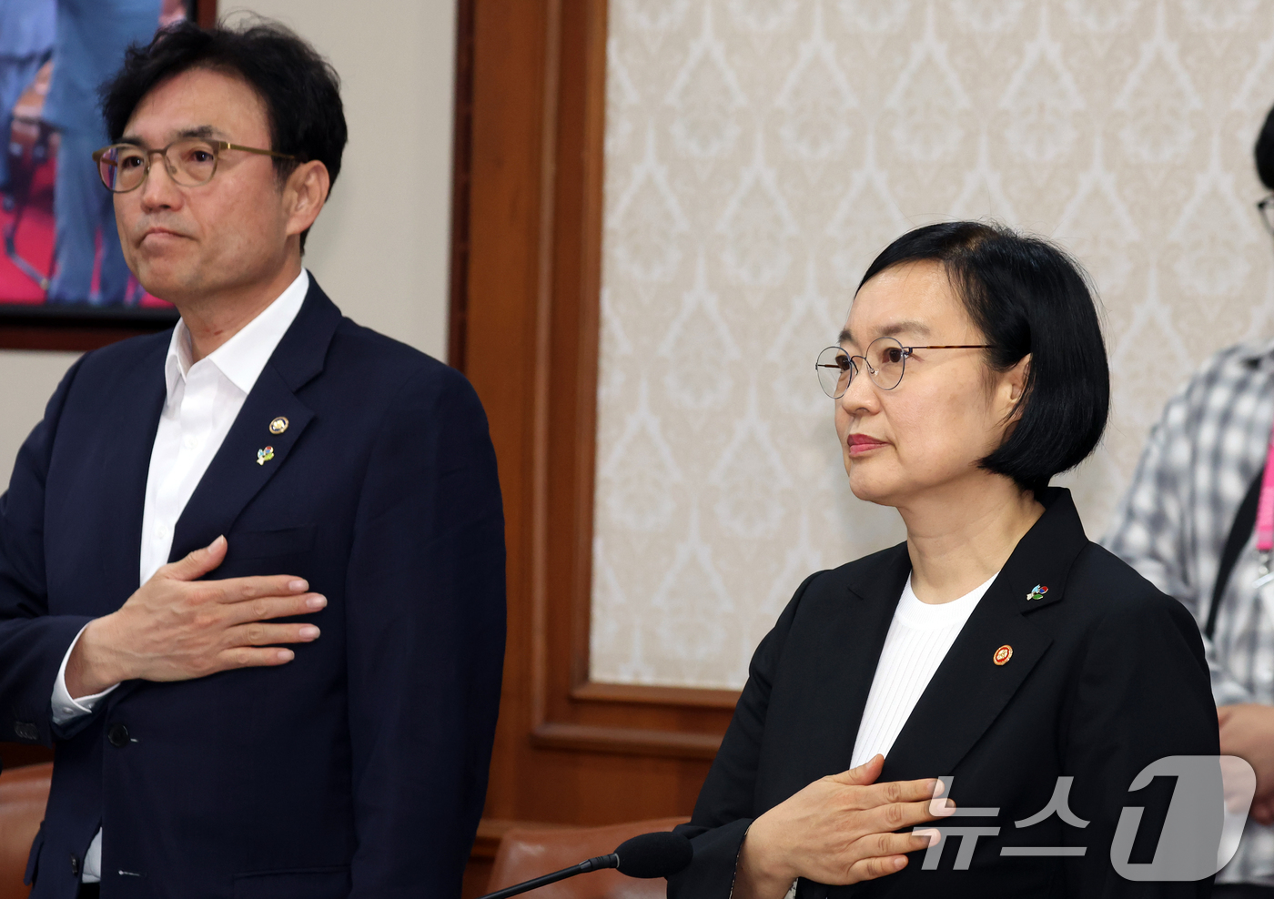 (서울=뉴스1) 김명섭 기자 = 한성숙 국무총리 후보자가 9일 오전 서울 종로구 세종대로 정부서울청사에서 열린 국무회의에서 국기에 대한 경례를 하고 있다. 2026.6.9/뉴스1