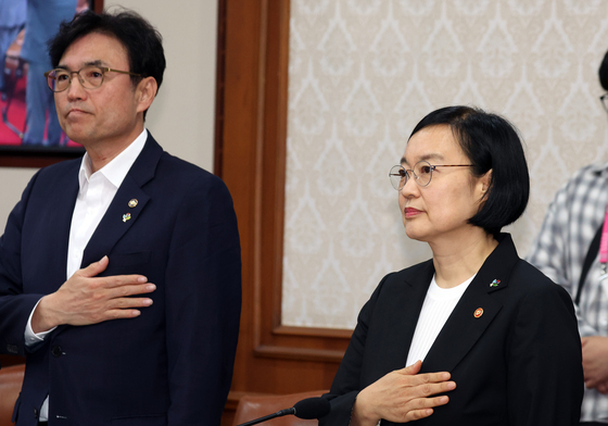국기에 대한 경례하는 한성숙 후보자