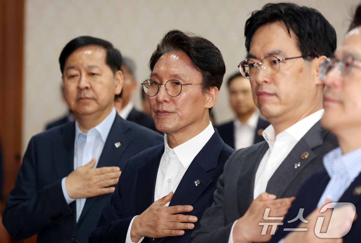(서울=뉴스1) 김명섭 기자 = 김민석 국무총리와 국무위원들이 9일 오전 서울 종로구 세종대로 정부서울청사에서 열린 국무회의에서 국기에 대한 경례를 하고 있다. 2026.6.9/뉴 …