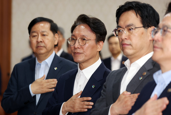국기에 대한 경례하는 김민석 총리
