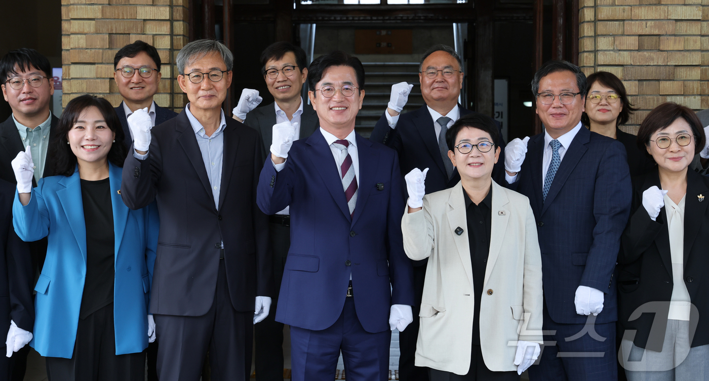 (대전=뉴스1) 김기태 기자 = 허태정 대전시장 당선인과 인수위원들이 9일 오전 대전 중구 옛 충남도청에서 열린 인수위원회 현판식을 마치고 파이팅을 하고 있다. 2026.6.9/뉴 …