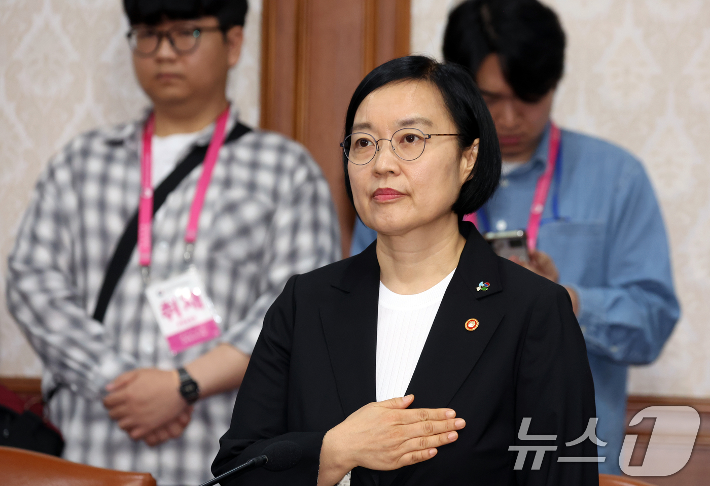 (서울=뉴스1) 김명섭 기자 = 한성숙 국무총리 후보자가 9일 오전 서울 종로구 세종대로 정부서울청사에서 열린 국무회의에서 국기에 대한 경례를 하고 있다. 2026.6.9/뉴스1