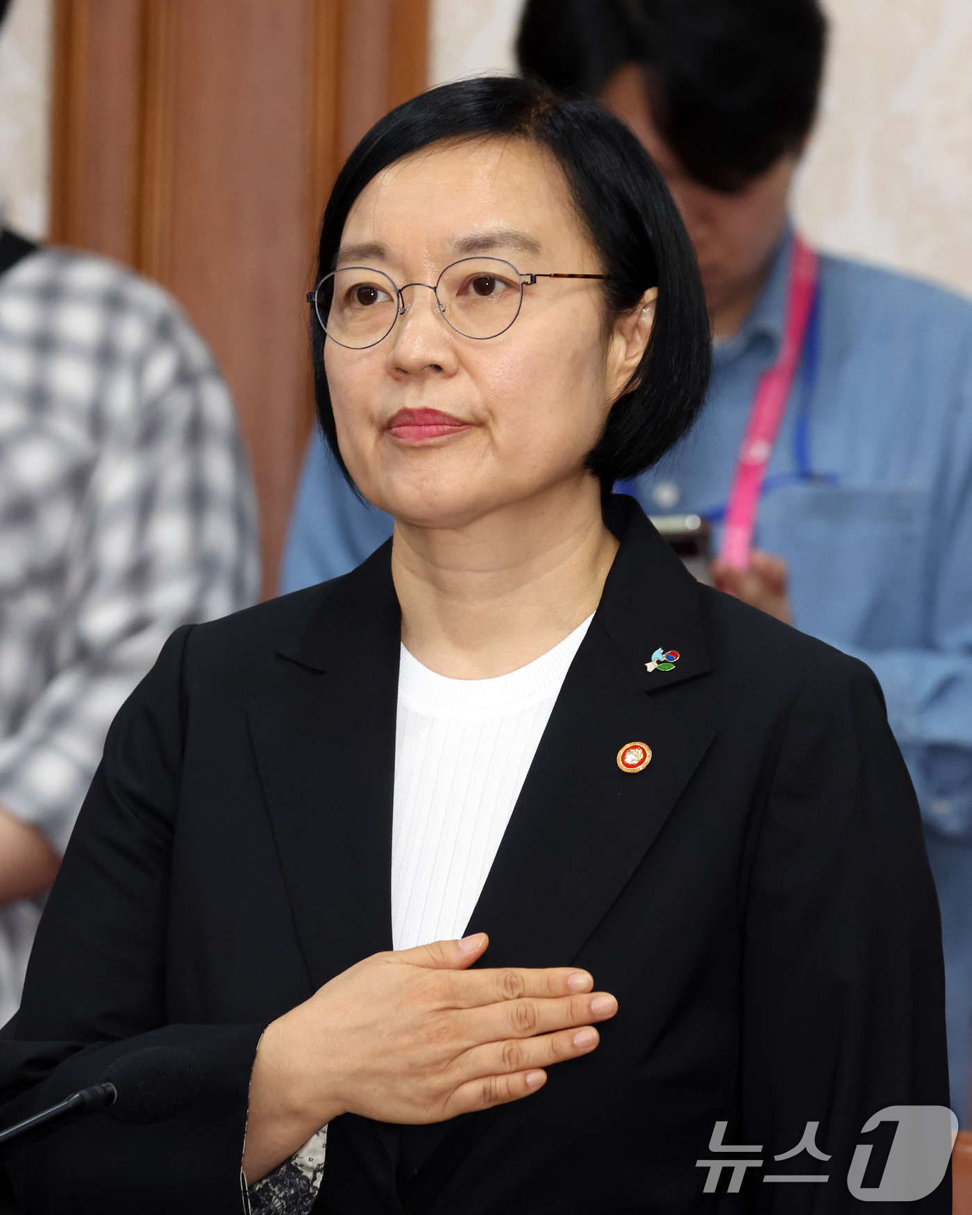 (서울=뉴스1) 김명섭 기자 = 한성숙 국무총리 후보자가 9일 오전 서울 종로구 세종대로 정부서울청사에서 열린 국무회의에서 국기에 대한 경례를 하고 있다. 2026.6.9/뉴스1