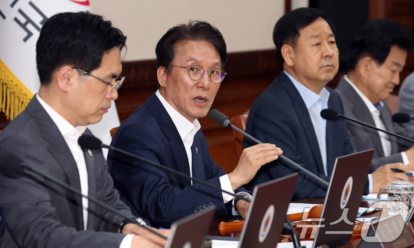 (서울=뉴스1) 김명섭 기자 = 김민석 국무총리가 9일 오전 서울 종로구 세종대로 정부서울청사에서 열린 국무회의에서 모두 발언을 하고 있다. 2026.6.9/뉴스1