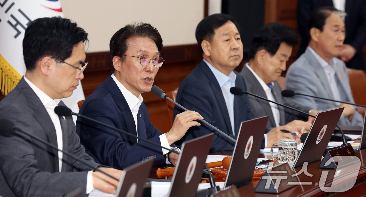 (서울=뉴스1) 김명섭 기자 = 김민석 국무총리가 9일 오전 서울 종로구 세종대로 정부서울청사에서 열린 국무회의에서 모두 발언을 하고 있다. 2026.6.9/뉴스1