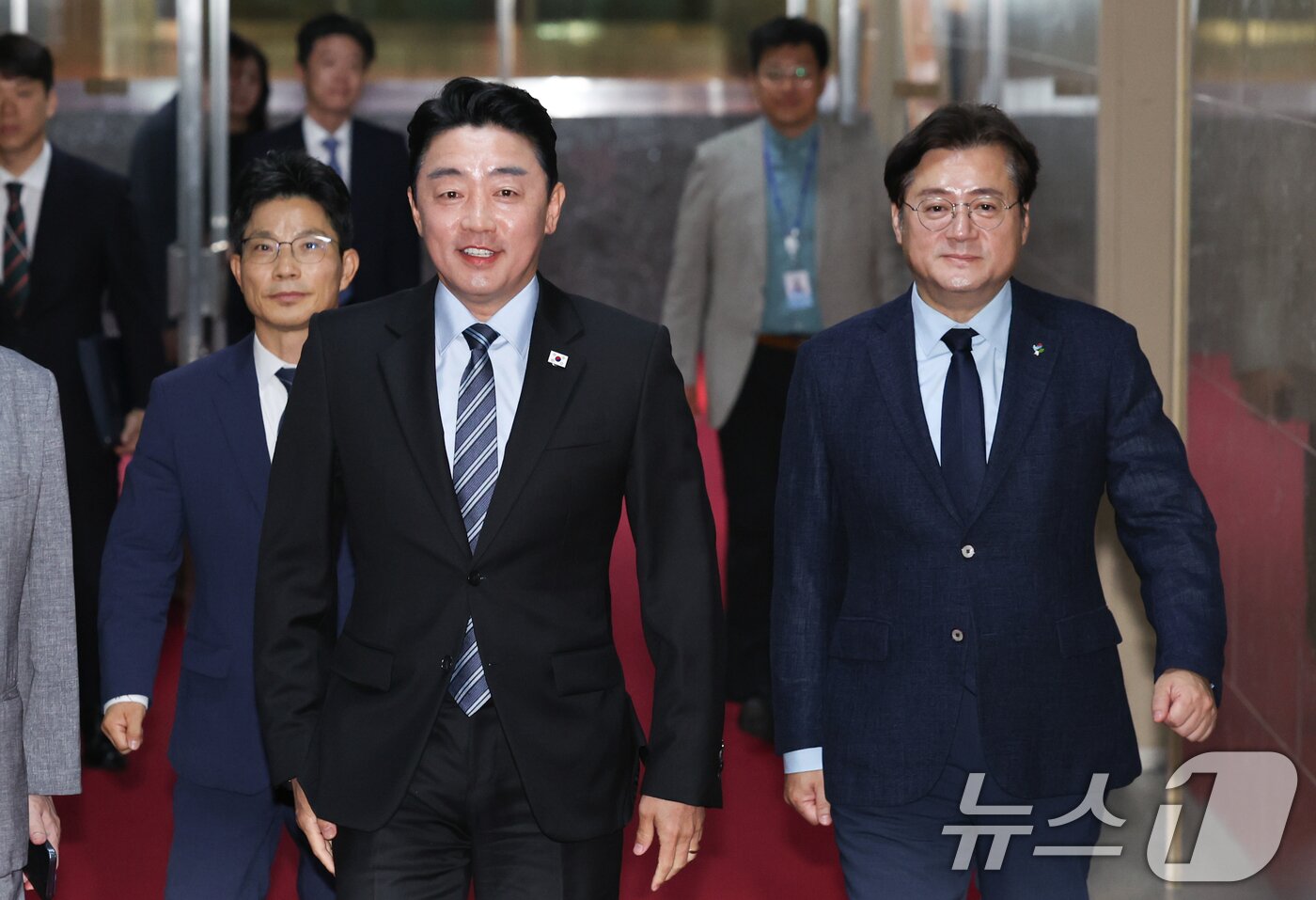 본문 이미지 - 강훈식 대통령 비서실장, 홍익표 정무수석이 9일 오전 서울 여의도 국회에서 조정식 신임 국회의장을 예방하기 위해 의장실로 향하고 있다. (공동취재) 2026.6.9 ⓒ 뉴스1 안은나 기자