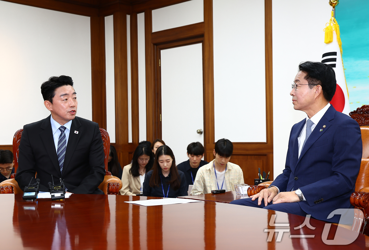 (서울=뉴스1) 안은나 기자 = 강훈식 대통령 비서실장(왼쪽)이 9일 오전 서울 여의도 국회에서 조정식 국회의장을 예방하며 인사말을 하고 있다. (공동취재) 2026.6.9/뉴스1 …