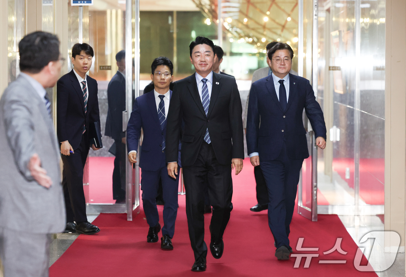 (서울=뉴스1) 안은나 기자 = 강훈식 대통령 비서실장, 홍익표 정무수석이 9일 오전 서울 여의도 국회에서 조정식 신임 국회의장을 예방하기 위해 의장실로 향하고 있다. (공동취재) …