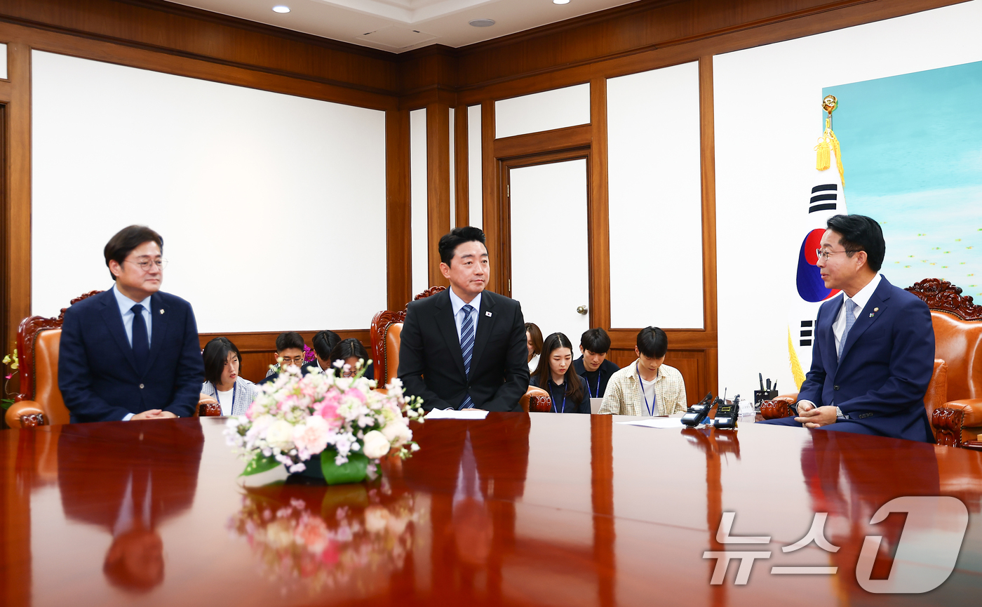 (서울=뉴스1) 안은나 기자 = 조정식 국회의장이 9일 오전 서울 여의도 국회에서 강훈식 대통령 비서실장으로부터 이재명 대통령의 축하 난을 전달받고 이야기를 나누고 있다.왼쪽부터 …