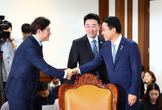 인사 나누는 조정식 국회의장과 홍익표 정무수석