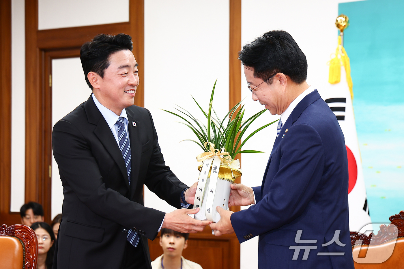(서울=뉴스1) 안은나 기자 = 조정식 국회의장(오른쪽)이 9일 오전 서울 여의도 국회에서 강훈식 대통령 비서실장으로부터 이재명 대통령 명의 축하 난을 전달받고 있다. (공동취재) …