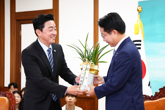 이재명 대통령 축하난 받는 조정식 국회의장