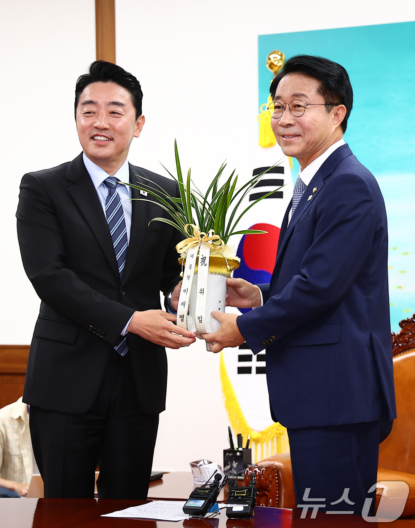 (서울=뉴스1) 안은나 기자 = 조정식 국회의장(오른쪽)이 9일 오전 서울 여의도 국회에서 강훈식 대통령 비서실장으로부터 이재명 대통령 명의 축하 난을 전달받고 있다. (공동취재) …