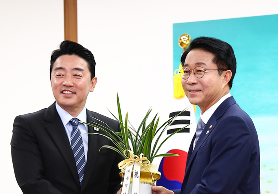이재명 대통령 축하난 전달받는 조정식 의장