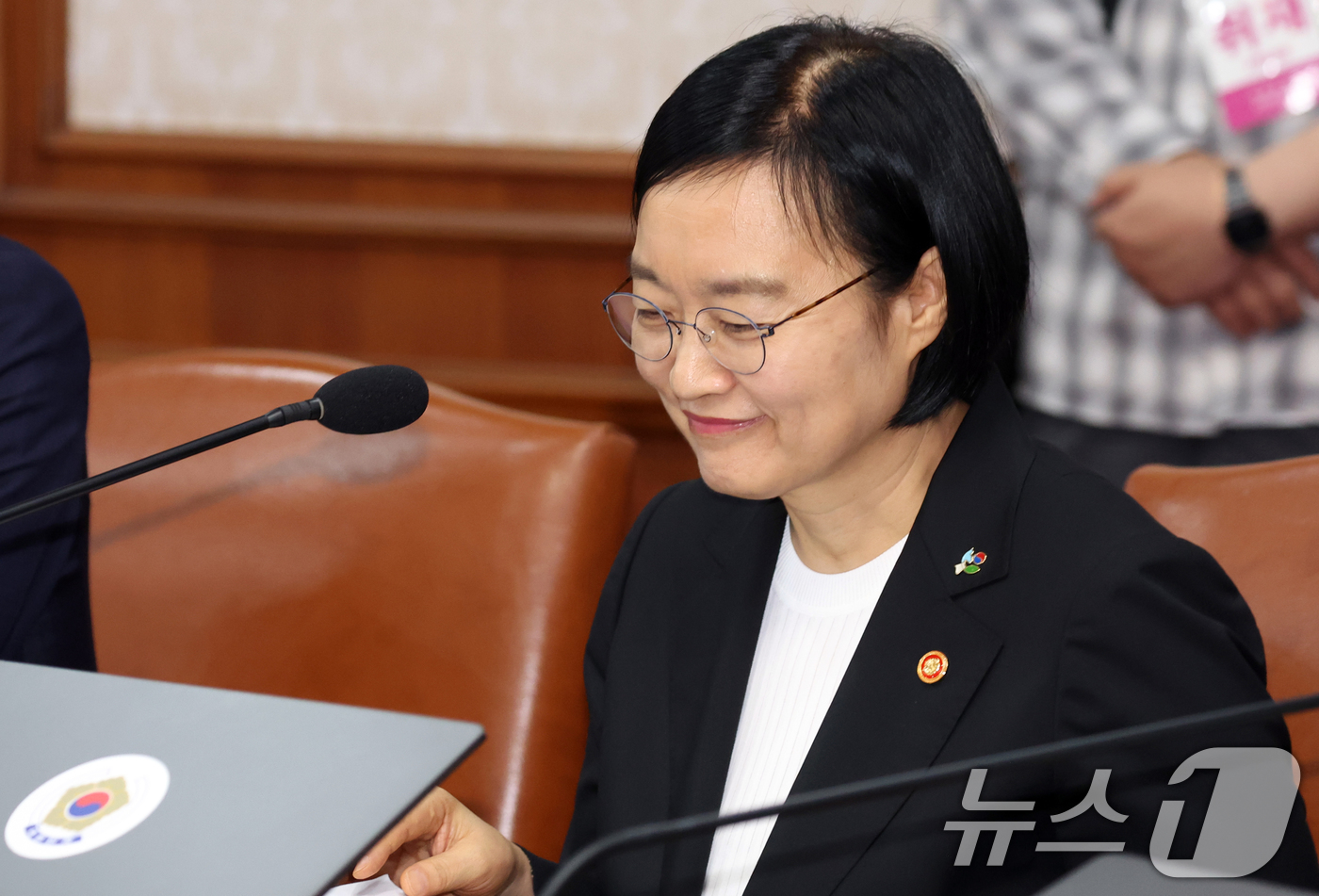(서울=뉴스1) 김명섭 기자 = 한성숙 국무총리 후보자가 9일 오전 서울 종로구 세종대로 정부서울청사에서 열린 국무회의에서 김민석 국무총리의 소개에 미소를 짓고 있다. 2026.6 …