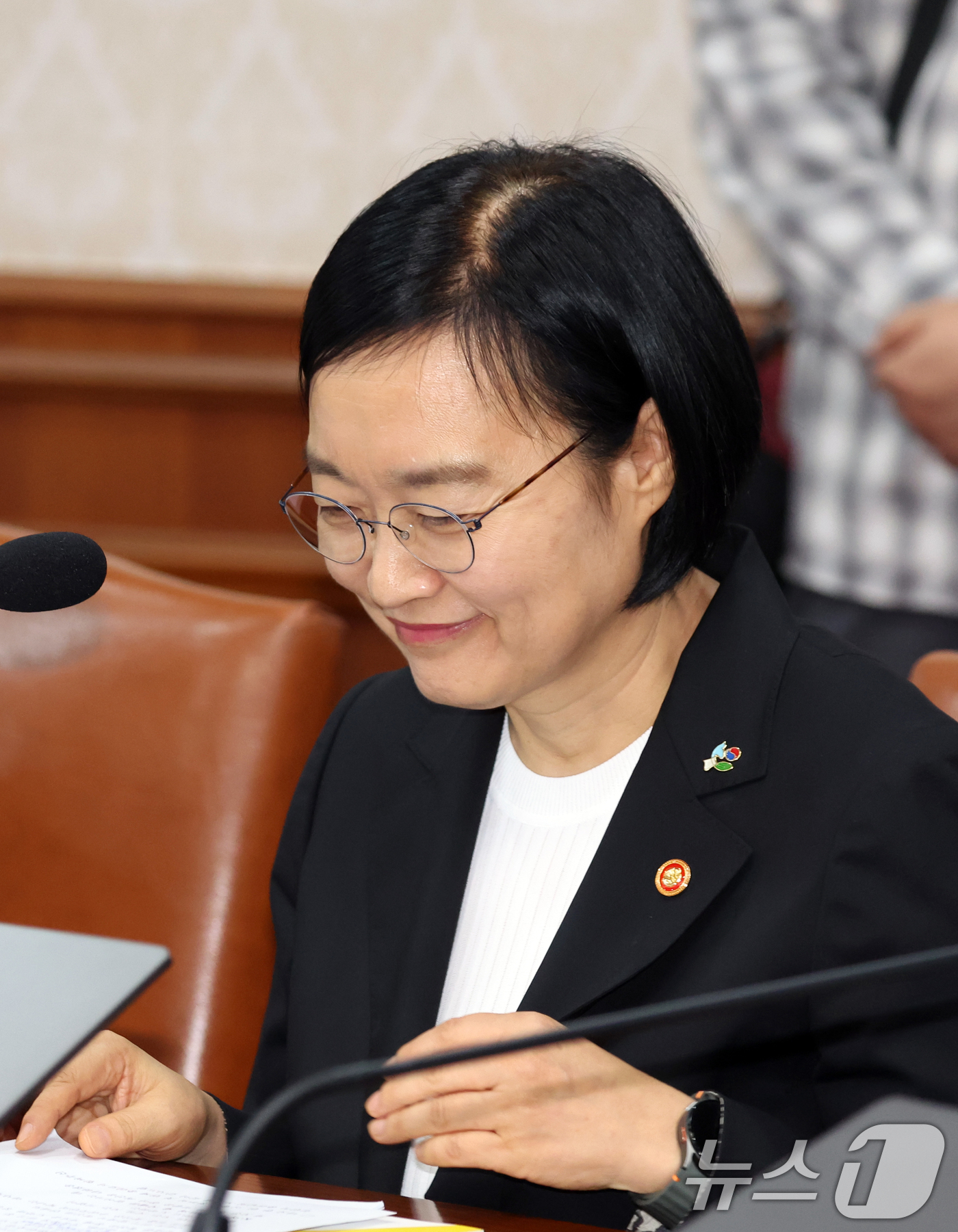 (서울=뉴스1) 김명섭 기자 = 한성숙 국무총리 후보자가 9일 오전 서울 종로구 세종대로 정부서울청사에서 열린 국무회의에서 김민석 국무총리의 소개에 미소를 짓고 있다. 2026.6 …