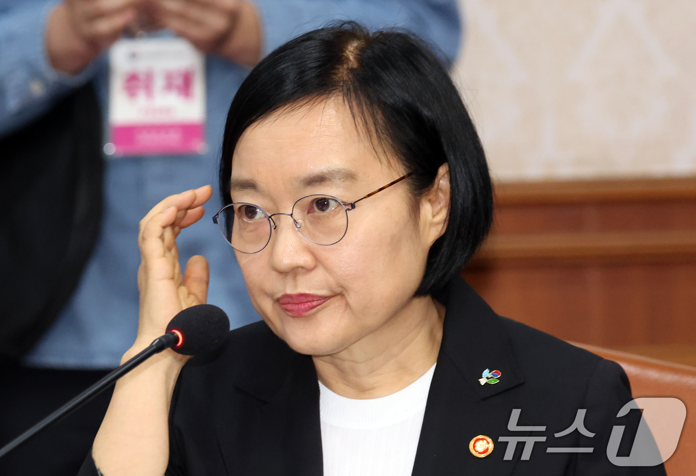 (서울=뉴스1) 김명섭 기자 = 한성숙 국무총리 후보자가 9일 오전 서울 종로구 세종대로 정부서울청사에서 열린 국무회의에서 김민석 국무총리의 모두 발언을 듣고 있다. 2026.6. …