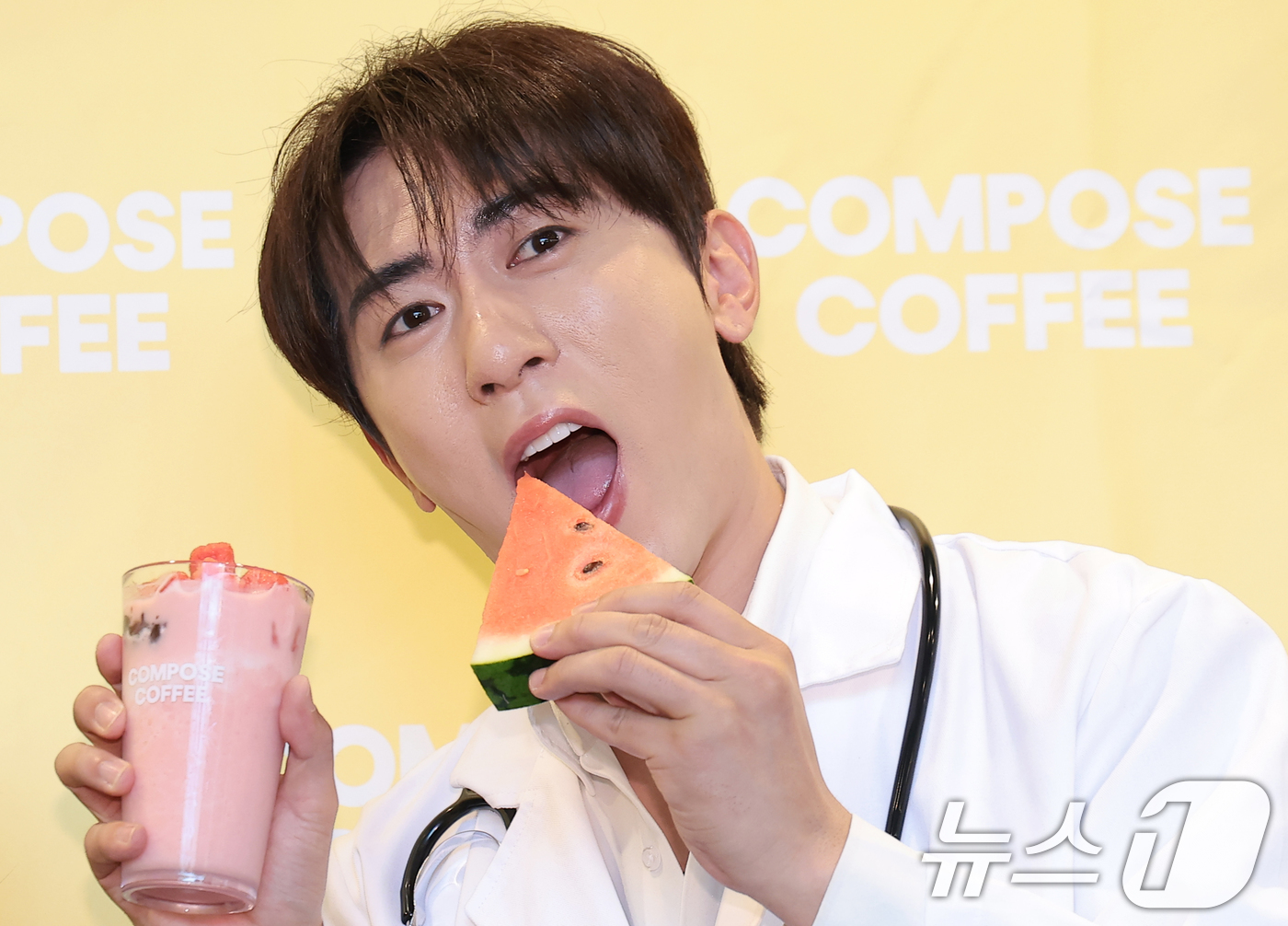 (서울=뉴스1) 권현진 기자 = 개그맨 김원훈이 9일 서울 성동구 컴포즈커피 성수코리아IT점에서 열린 컴포즈커피 ‘연유 수박 팥빙’ 무료 증정 행사에서 포즈를 취하고 있다. 202 …