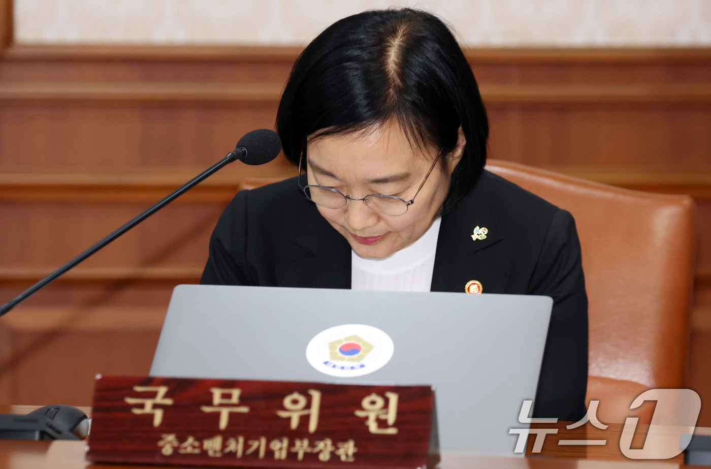 (서울=뉴스1) 김명섭 기자 = 한성숙 국무총리 후보자가 9일 오전 서울 종로구 세종대로 정부서울청사에서 열린 국무회의에서 인사를 하고 있다. 2026.6.9/뉴스1