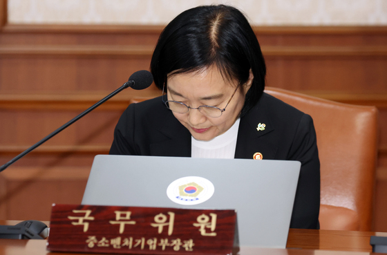 인사하는 한성숙 후보자
