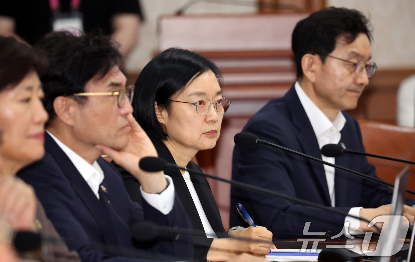 (서울=뉴스1) 김명섭 기자 = 한성숙 국무총리 후보자가 9일 오전 서울 종로구 세종대로 정부서울청사에서 열린 국무회의에서 김민석 국무총리의 모두 발언을 듣고 있다. 2026.6. …
