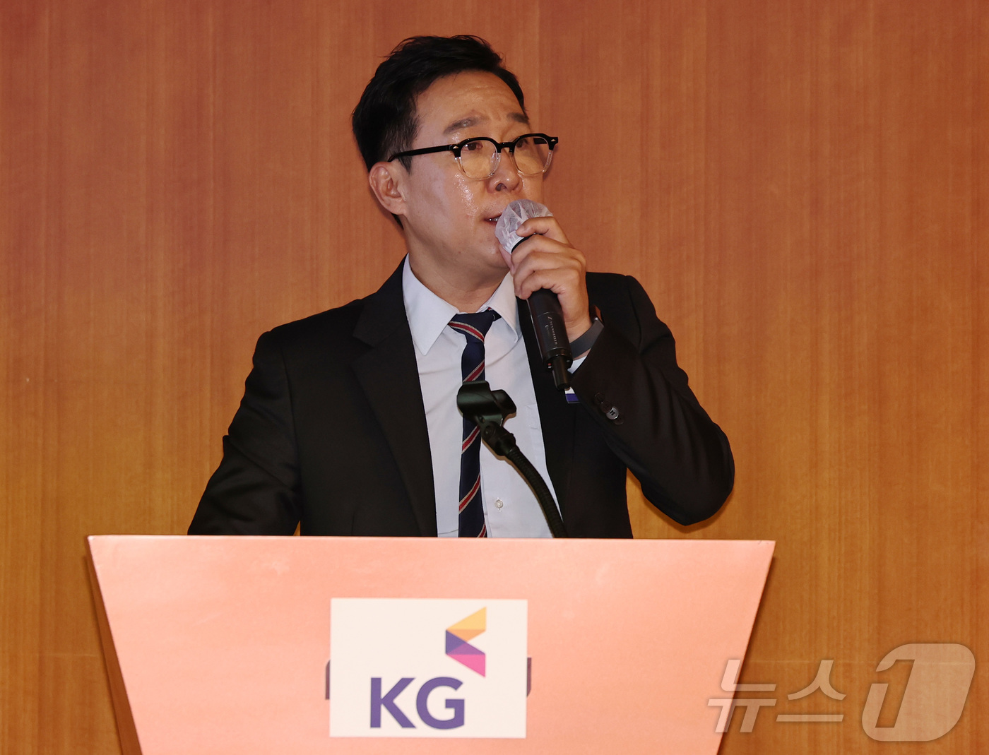 (서울=뉴스1) 구윤성 기자 = 유승용 KG 파이낸셜 대표이사가 9일 서울 여의도 T아트홀에서 열린 미래 전략 구상 및 가치 제고 설명 기자간담회에서 사업계획을 발표하고 있다.