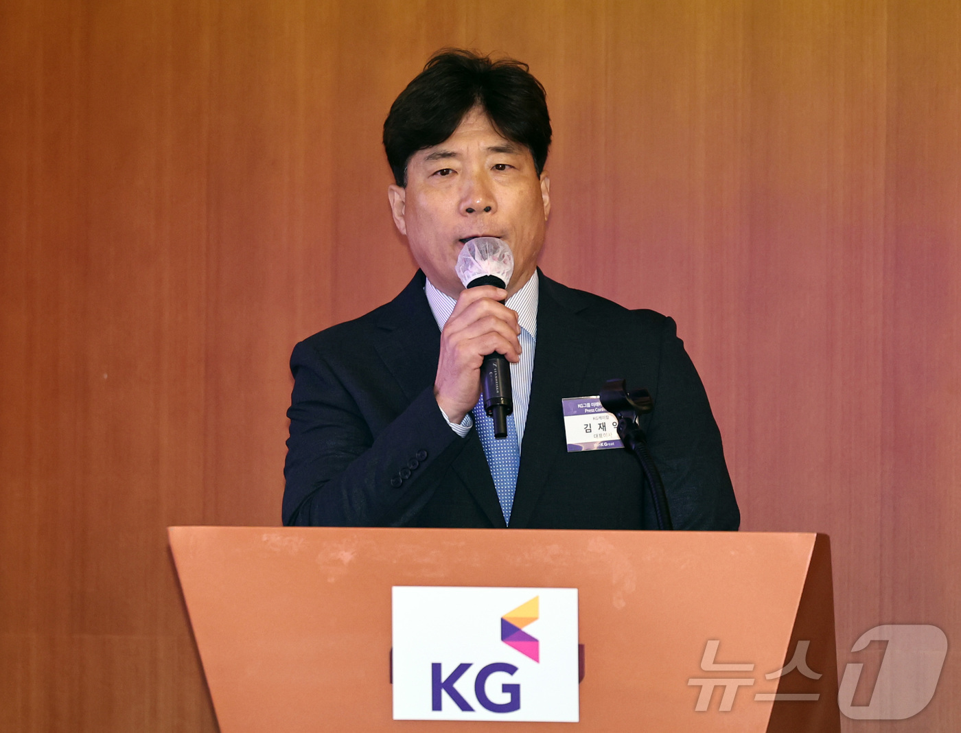 (서울=뉴스1) 구윤성 기자 = 김재익 KG케미칼 대표이사가 9일 서울 여의도 T아트홀에서 열린 미래 전략 구상 및 가치 제고 설명 기자간담회에서 사업계획을 발표하고 있다.