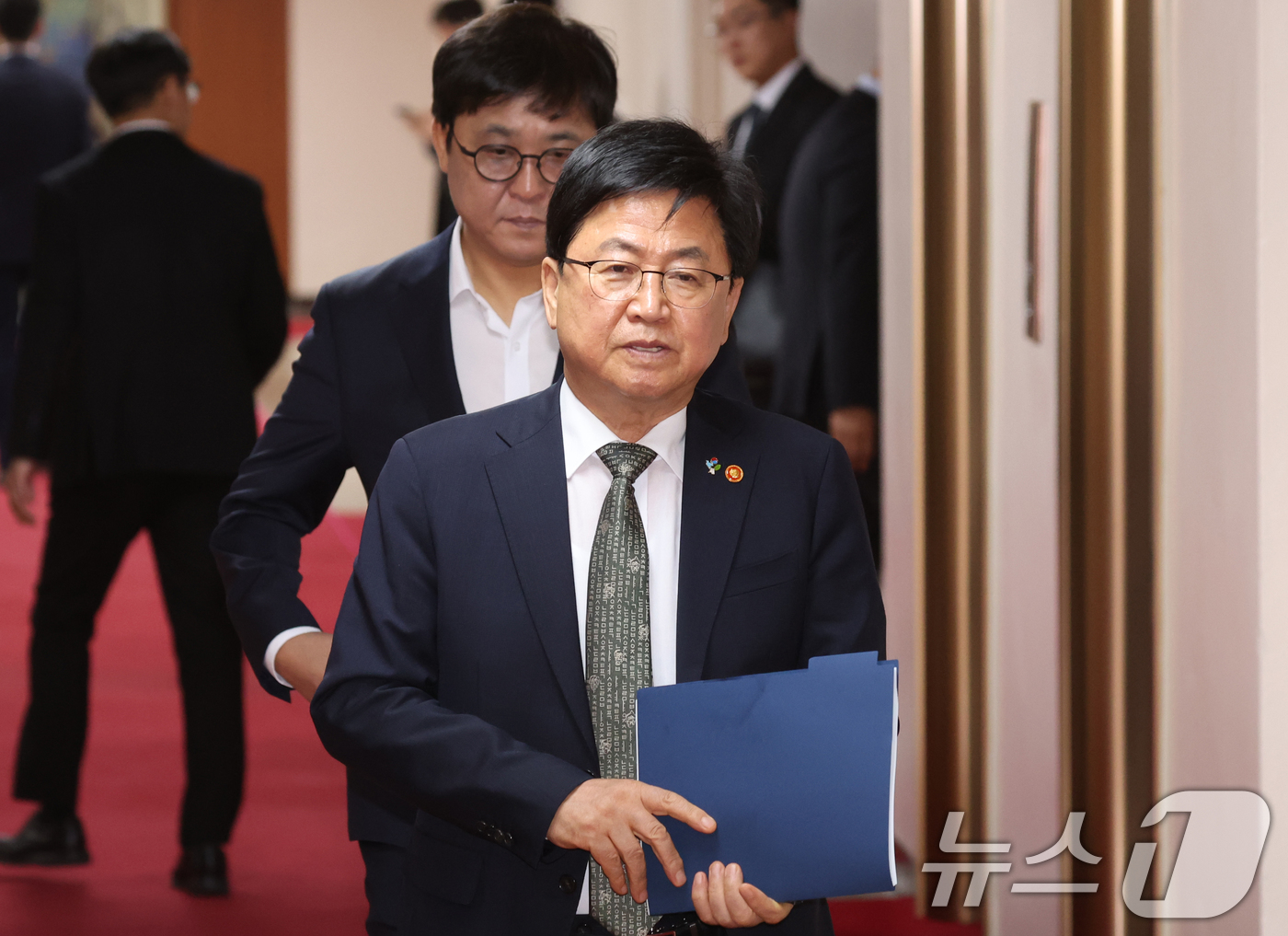 (서울=뉴스1) 김명섭 기자 = 최교진 교육부 장관이  9일 오전 서울 종로구 세종대로 정부서울청사에서 열린 국무회의에 참석하고 있다. 2026.6.9/뉴스1