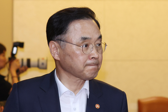국무회의 참석하는 차정인 위원장