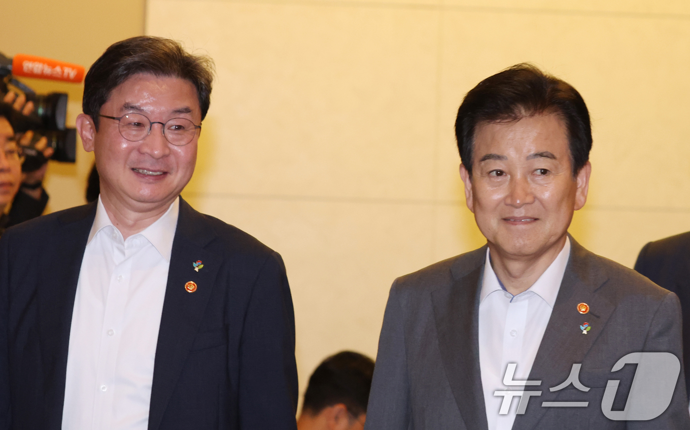 (서울=뉴스1) 김명섭 기자 = 정동영 통일부 장관과 이억원 금융위원장이  9일 오전 서울 종로구 세종대로 정부서울청사에서 열린 국무회의에 참석하고 있다. 2026.6.9/뉴스1